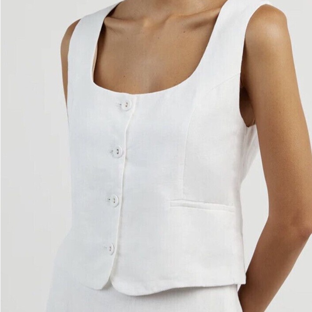 Dissh Oscar White Scoop Neck Linen Vest